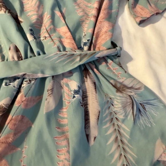 Blue Blush Womens Tropical Flora Print
Short Sleeve Ruffle Hem Romper Size S - Picture 4 of 8